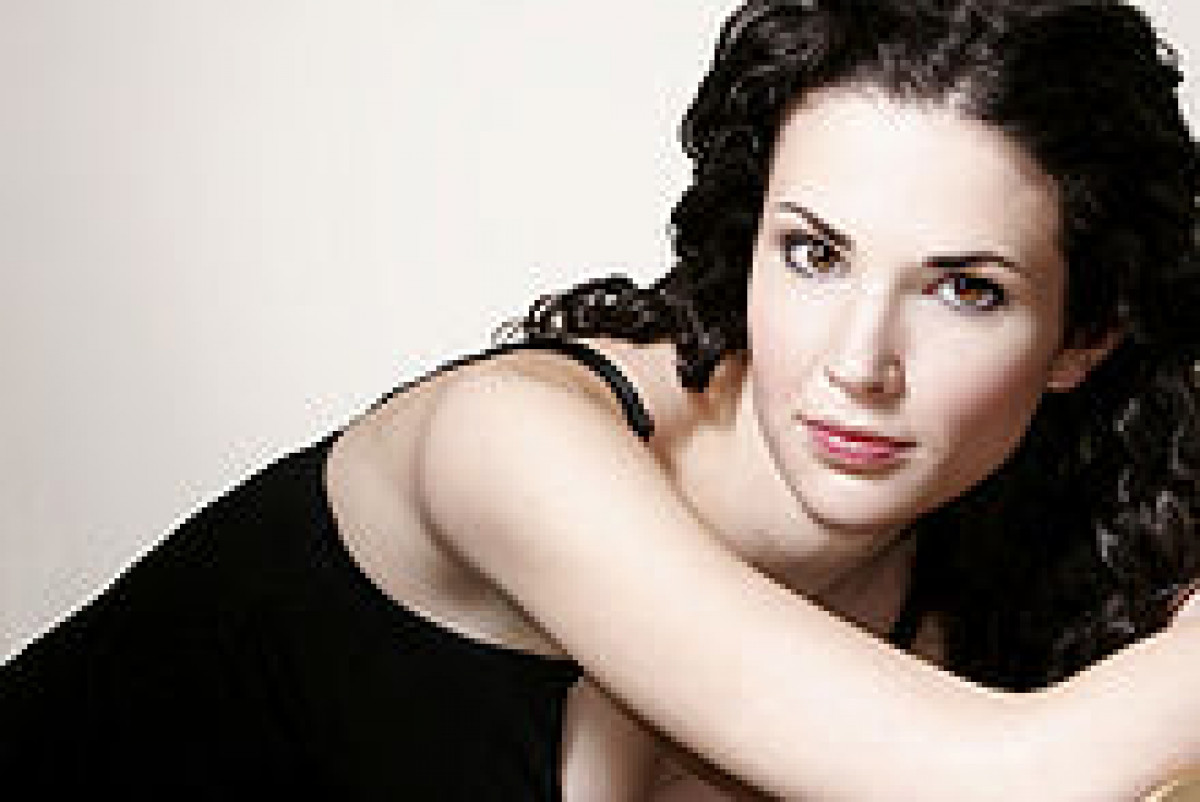 Laura Mennell 