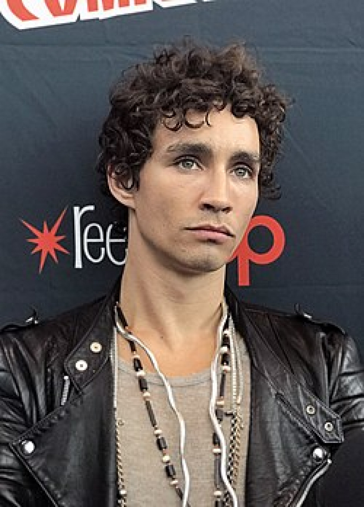 Robert Sheehan 